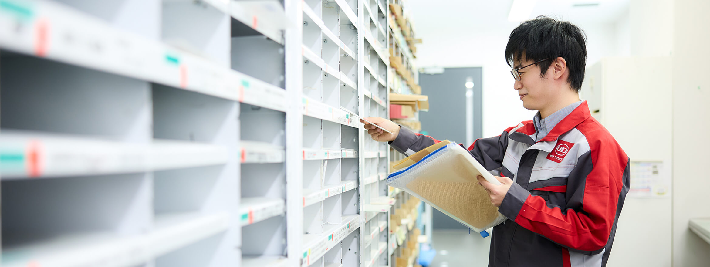 メール室で業務に取り組んでいるリョウスケさんの写真