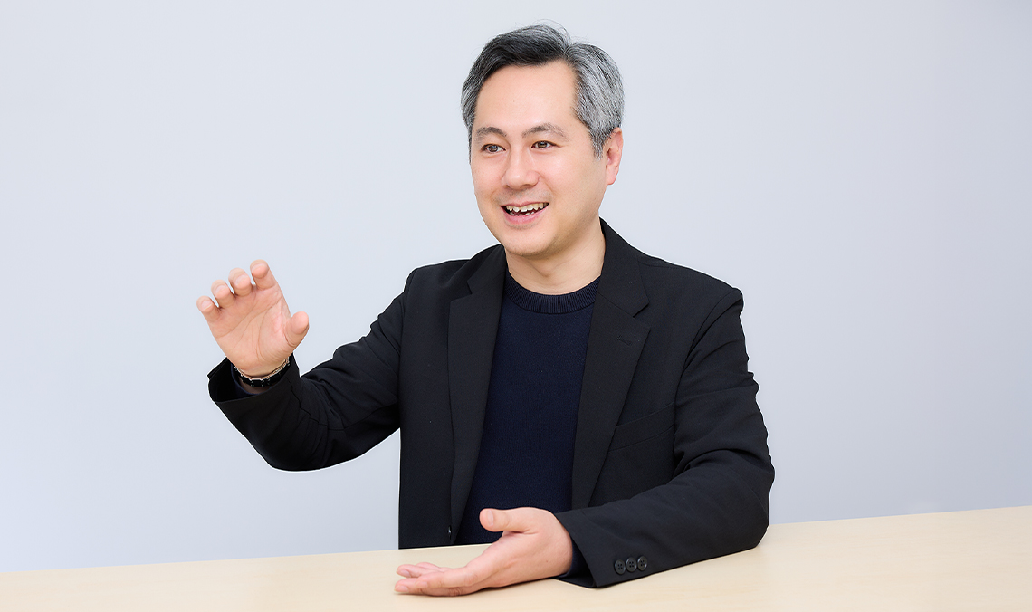 インタビューに答えるナオヤさんの写真