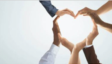 社員同士が協力し合い業務に取り組んでいることを紹介するイメージ写真