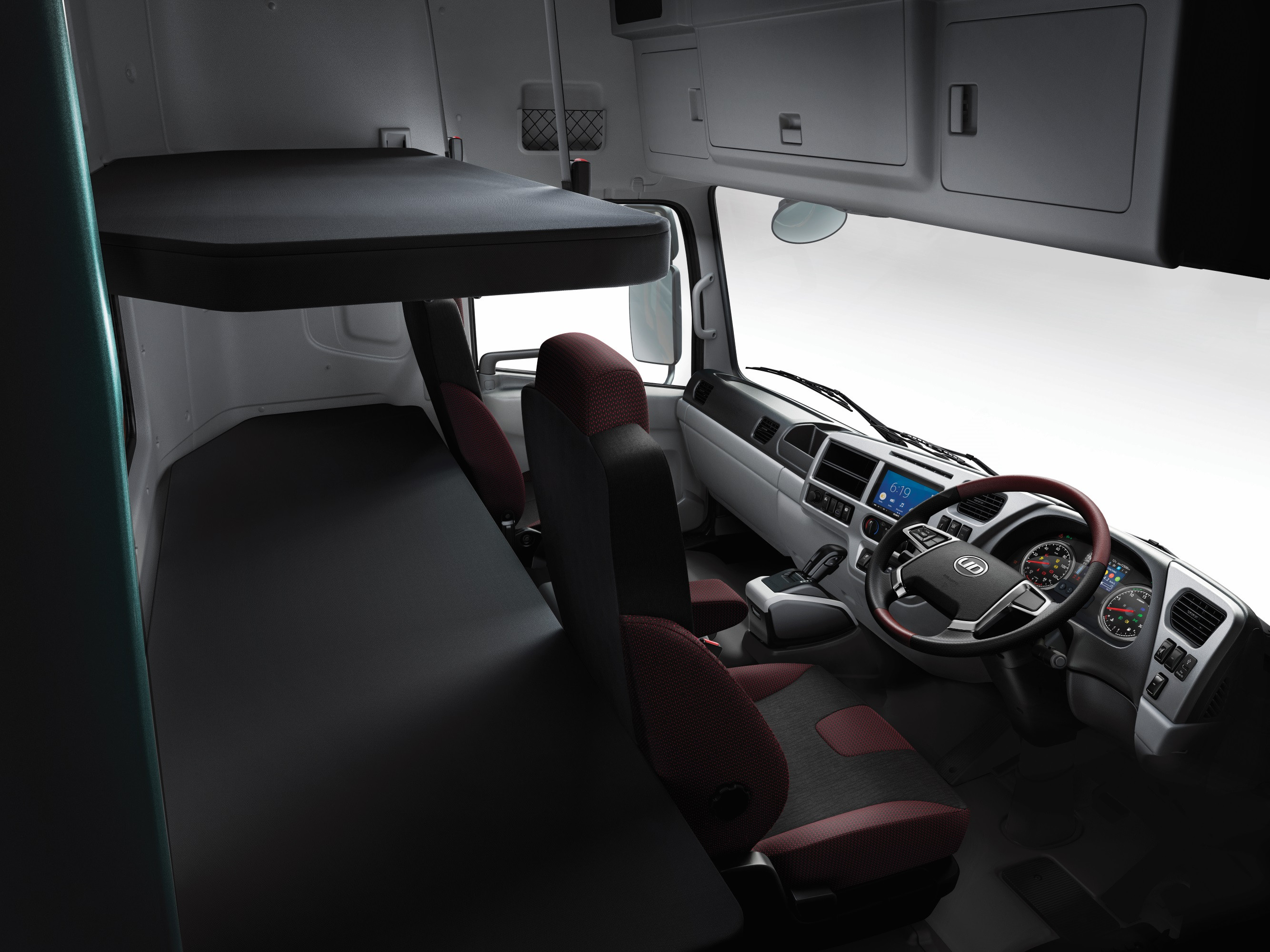 Ndani ya cabin ya lori lenye viti na sehemu ya kulala.