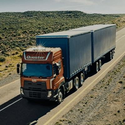 Malaking trak na may trailer, bumabyahe sa kalsadang disyerto.