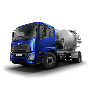 Xe trộn bê tông màu xanh dương, nền trắng.