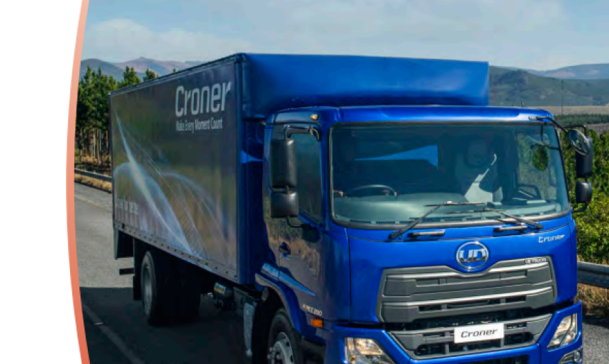 Camión azul Croner circulando en carretera bajo cielo parcialmente nublado.