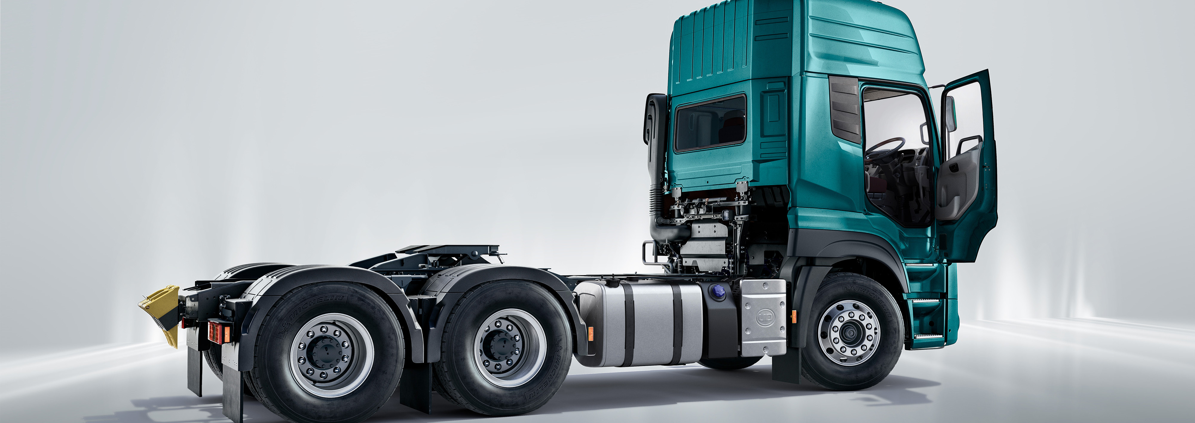 รถบรรทุกหัวลากสีเขียวประตูเปิดจอดในสตูดิโอพื้นหลังสีขาว