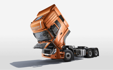 Orange na trak na nakaangat ang harapang bahagi ng cab.