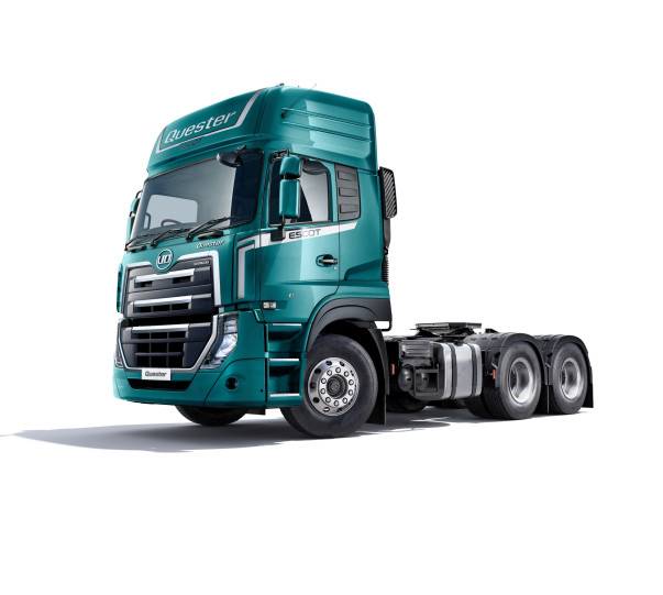 Roli ya lori kubwa ya buluu kwenye mandhari safi, haijabeba mzigo.